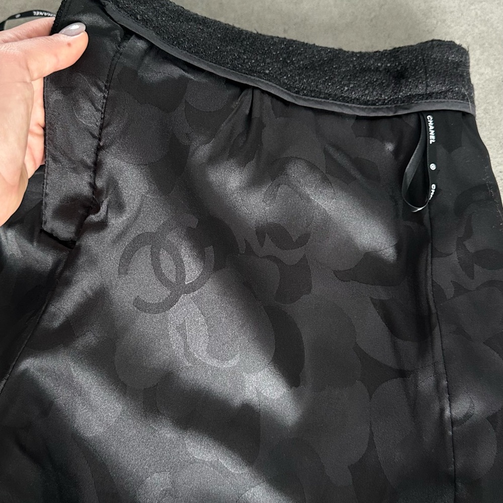 CHANEL Elegant Black Men's Shorts - Picture 5 of 8